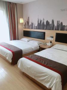 Habitación de hotel con 2 camas y TV en Thank Inn Chain Hotel hubei wuhan caidian district lianhua lake avenue, en Wuhan