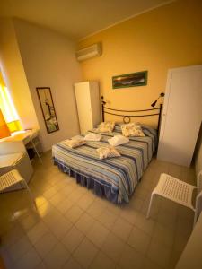 1 dormitorio con 1 cama, 1 mesa y 1 silla en Stella Marina Albergo Diffuso - B&B, en Marina di Noto