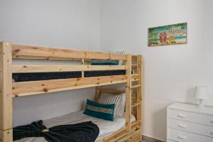 une chambre avec lits superposés en bois dans l'établissement WOW Flat 200m Beach, 10min Downtown, Terrace With Sea View, à Lagos