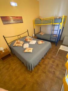 een slaapkamer met 2 stapelbedden in een kamer bij Stella Marina Albergo Diffuso - B&B in Noto Marina