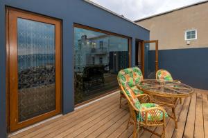 eine Terrasse mit Tisch und Stühlen auf einem Deck in der Unterkunft Istanbul Taksim Residence Hotel By MESUT in Istanbul + 49 Fotos