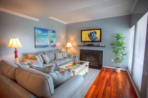 uma sala de estar com um sofá e uma lareira em 315-G - Madeira Beach Yacht Club em St. Pete Beach