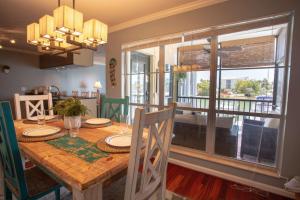 uma sala de jantar com uma mesa de madeira e uma grande janela em 315-G - Madeira Beach Yacht Club em St. Pete Beach