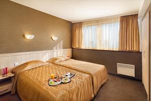 Tempat tidur dalam kamar di Park Hotel Moskva