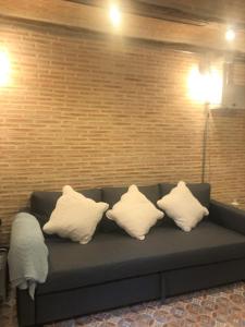 4 weiße Kissen auf einer Couch in einem Zimmer in der Unterkunft Tetuan Silence in Valencia