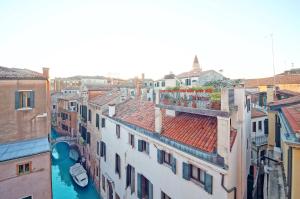 een luchtfoto van een stad met gebouwen bij Campo San Polo Apartment Rialto in Venetië