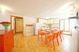 een keuken met een tafel en stoelen in een kamer bij Campo San Polo Apartment Rialto in Venetië