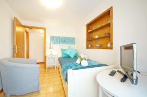 een slaapkamer met een bed en een bureau met een computer bij Campo San Polo Apartment Rialto in Venetië