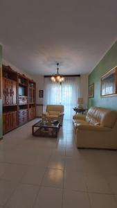 een grote woonkamer met 2 banken en een tafel bij casa nonna Dina in Gallarate