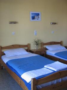 2 Einzelbetten in einem Zimmer mit in der Unterkunft Avgoustina Venus Studios in Benitses
