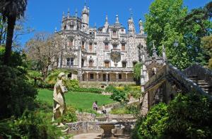 a building with a statue in front of it at Apartamento Grace in Sintra