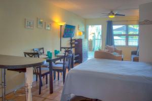 Zimmer mit einem Bett, einem Tisch und Stühlen in der Unterkunft 2 - Copa Palms in St Pete Beach