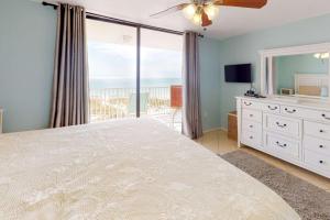 1 dormitorio con 1 cama grande y vistas al océano en 302 - Chambre, en St Pete Beach