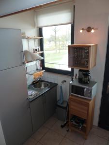 Kuchyň nebo kuchyňský kout v ubytování Lac de l'Eau d'Heure appartement C23 Commodore Les Joséphines