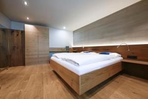 约伊斯温泽霍夫吉斯酒店的一间大卧室,内配一张大床 更多47张照片