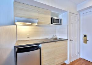 Kuchyň nebo kuchyňský kout v ubytování Hotel Newstar Montréal