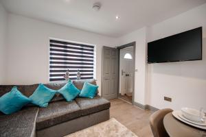 a living room with a couch and a flat screen tv at Central location ideal for contractors, families and business travellers in Ashford