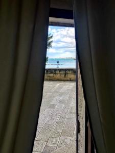 widok na ocean z okna w obiekcie La Stanza w mieście Bari