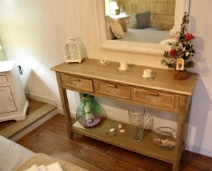 a wooden dresser with a mirror in a room at La Stanza in Bari