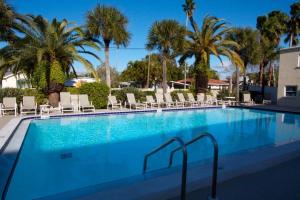 een groot zwembad met stoelen en palmbomen bij 412 - Madeira Place in St Pete Beach