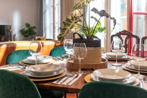 Una mesa de madera con platos y copas de vino encima. en 2MAYO by Kyosai, en Bilbao