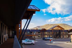 einen Blick auf ein Gebäude mit einem Berg im Hintergrund in der Unterkunft The Hotel Y in Yakima