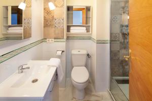 biała łazienka z toaletą i umywalką w obiekcie Peña 5 Apartments w Maladze