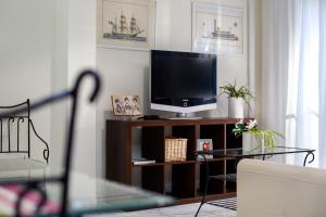 Telewizja i/lub zestaw kina domowego w obiekcie Peña 5 Apartments