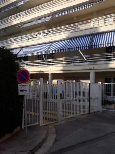 Imagen de la galería de Le Palais du Tropique appartement vue mer 5é étage avec ascenseur, en Juan-les-Pins