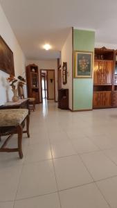 een woonkamer met een grote witte tegelvloer bij casa nonna Dina in Gallarate