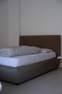 łóżko w pokoju z brązową ramą w obiekcie City Apartments Portico w Meranie +9 zdjęć