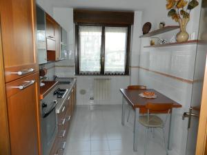een keuken met een tafel en een kleine tafel en stoelen bij casa nonna Dina in Gallarate