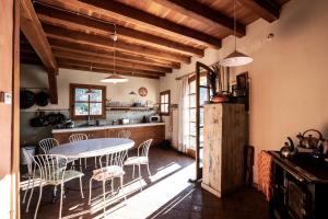 cocina con mesa y sillas en una habitación en Mas La Cabanya Beget Xalet de muntanya en Beget