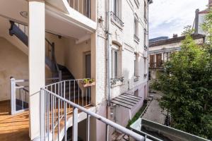 an external view of a balcony of a building at APARTEO Studio - Gare RER à 3min - Paris 17min in Aulnay-sous-Bois