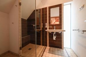 un baño con ducha y lavabo en Winzerhof Kiss, en Jois 45 fotos más