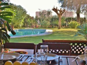 una mesa con vistas a la piscina en Belvilla by OYO Casa Jaume, en Sant Pol de Mar