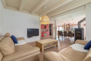 布萊德的住宿－Apartma Natura，客厅配有两张沙发和一台电视机