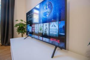 TV a/nebo společenská místnost v ubytování Cozy 2 ROOM APARTMENT - Enjoy Viennas summer Vibes