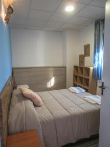1 dormitorio con 1 cama grande en una habitación en Casa rural LAS TABLAS II, en Riópar