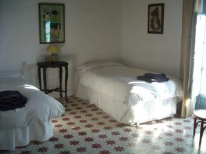 
a bedroom with a bed and a desk at Las Chimeneas in Mairena
