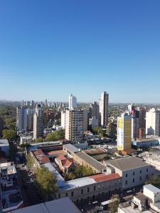 una vista aérea de una ciudad con edificios altos en Apartamento en el centro de Lomas en Lomas de Zamora