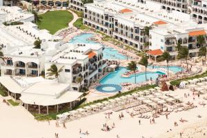 Бассейн в Hyatt Vivid Playa Del Carmen All-Inclusive Adult Only Resort или поблизости