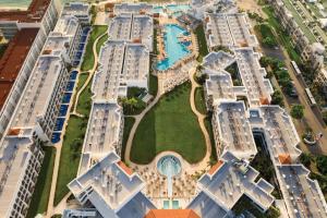 Бассейн в Hyatt Vivid Playa Del Carmen All-Inclusive Adult Only Resort или поблизости