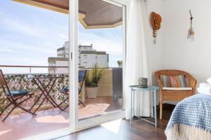 een slaapkamer met een balkon met uitzicht op de stad bij Studio Ocean View in Cascais