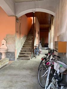 a group of bikes parked in a building with stairs at Appartamento “La Corte” in Paderno Dugnano