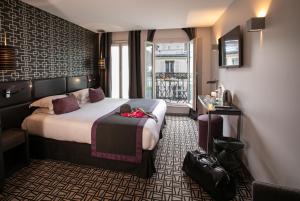 Habitación de hotel con cama y balcón en Le Grey Hotel, en París