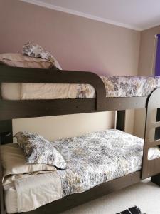Bunk bed o mga bunk bed sa kuwarto sa Casa Amoblada Puerto Montt