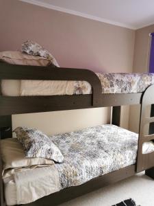 a bedroom with two bunk beds in a room at Casa Amoblada Puerto Montt in Puerto Montt