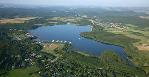 uma vista aérea de um lago com casas e árvores em Ferienwohnung Teresa em Tholey