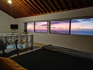 1 dormitorio con balcón con vistas al océano en GRANARY'S HOUSE, en Sete Cidades